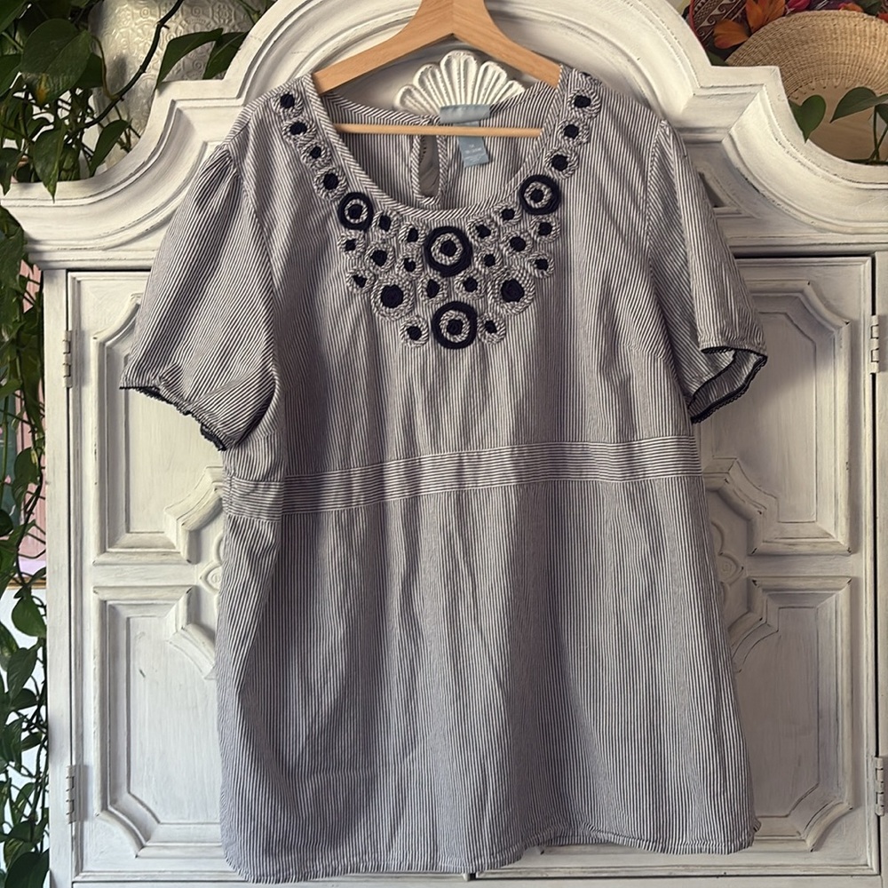5 for $25! Liz & Me Striped Blue and White Top Floral Detailing Size 1X 18/20